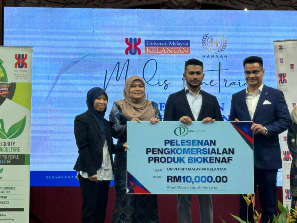 Majlis penyerahan cek perlesenan pengkomersialan produk di UMK